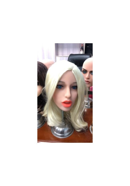 Cabeza de muñeca adulto en TPE con cabello rubio platino y ojos azules sobre soporte metálico