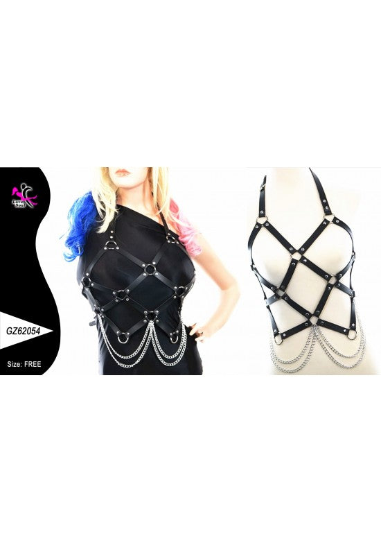 Harness de torso negro con cadenas plateadas sobre modelo femenino