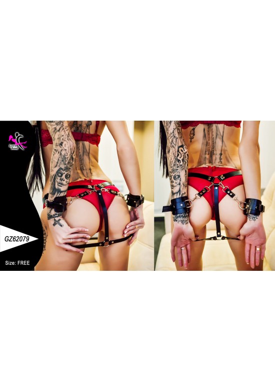 Harness negro y dorado de cadera con esposas integradas, vistas frontal y trasera