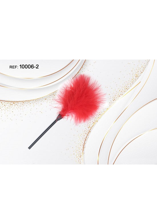 Plumero de plumas rojas con mango negro para estimulación sensorial en pareja
