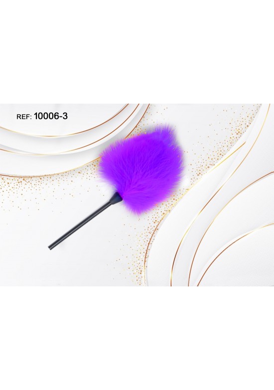 Plumero de plumas moradas con mango negro para juego sensorial en pareja