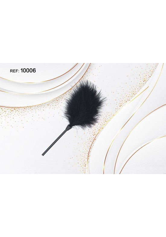Plumero de plumas negras con mango negro para juego sensorial en pareja