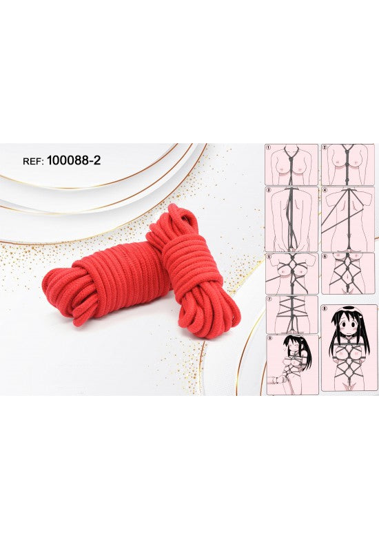 Cuerda de bondage suave color rojo enrollada sobre superficie blanca