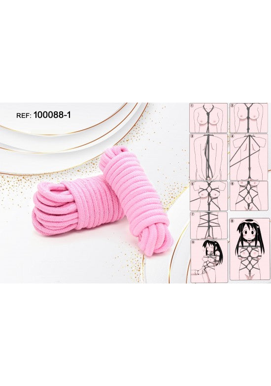 Cuerda de bondage suave color rosa enrollada sobre superficie blanca
