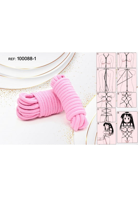 Cuerda de bondage suave color rosa enrollada sobre superficie blanca