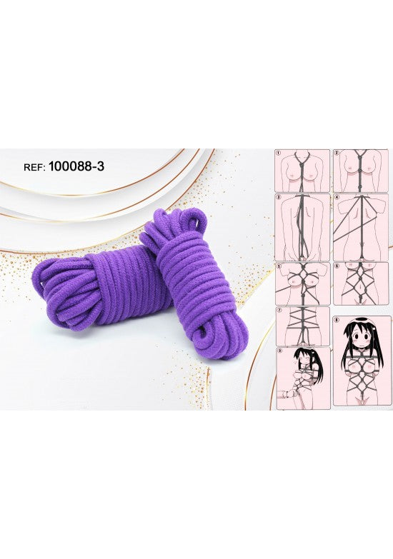 Cuerda de bondage suave color morado enrollada sobre superficie blanca