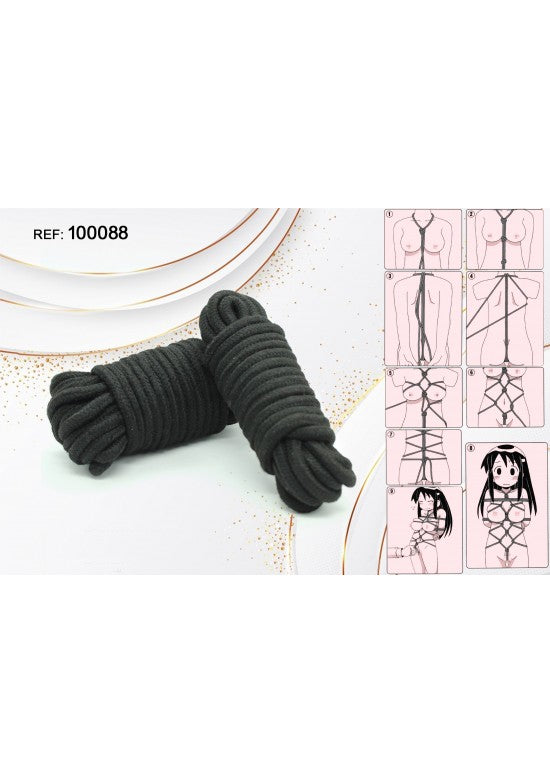 Cuerda de bondage suave color negro enrollada sobre superficie blanca