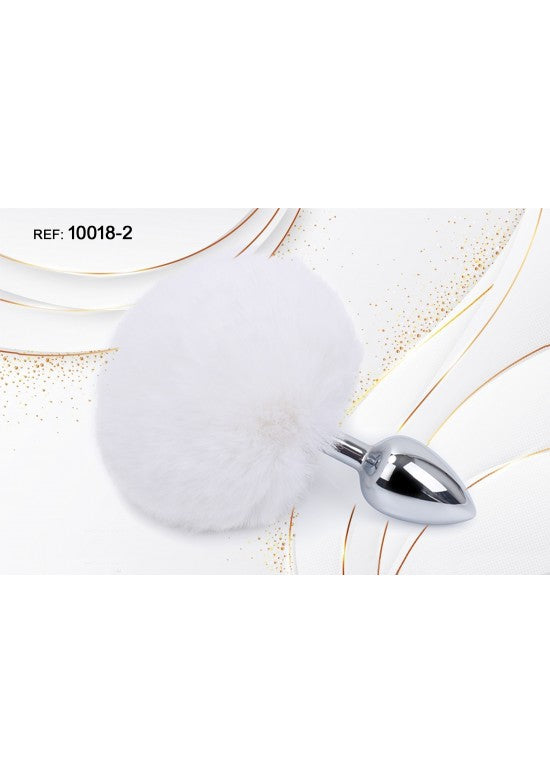 Plug metálico cromado con pompón esponjoso blanco