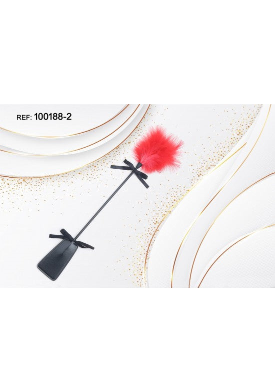 Paleta de juego íntimo negra con pluma roja esponjosa y lazo de raso negro