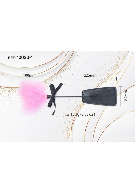 Plumero de plumas rosas con paleta negra y lazo de raso, dimensiones indicadas