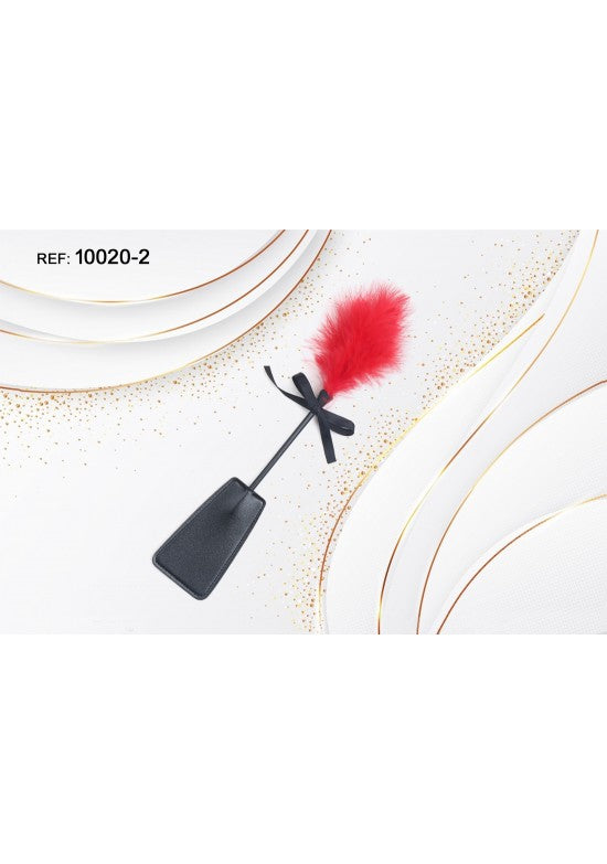 Plumero de plumas rojas con paleta negra y lazo de raso para juego en pareja