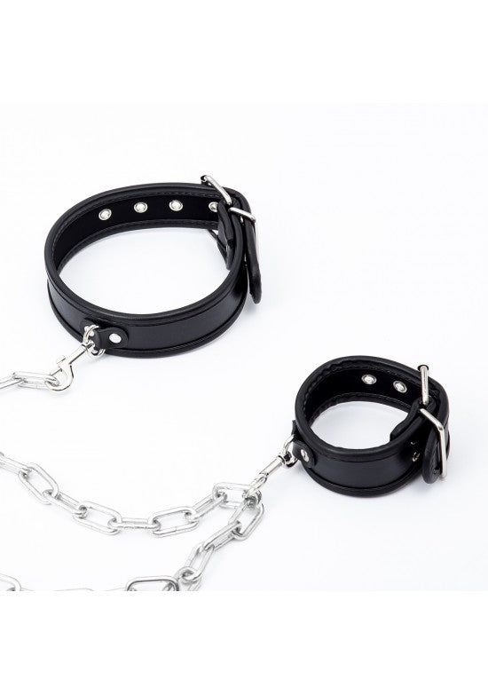 Collar y esposas de polipiel negra con cadena metálica plateada