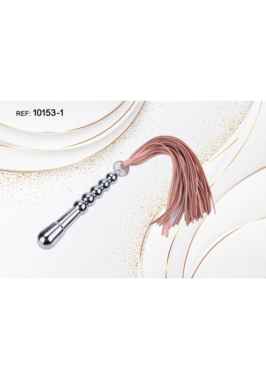 Flogger con mango metálico plateado y flecos de piel sintética rosa empolvado