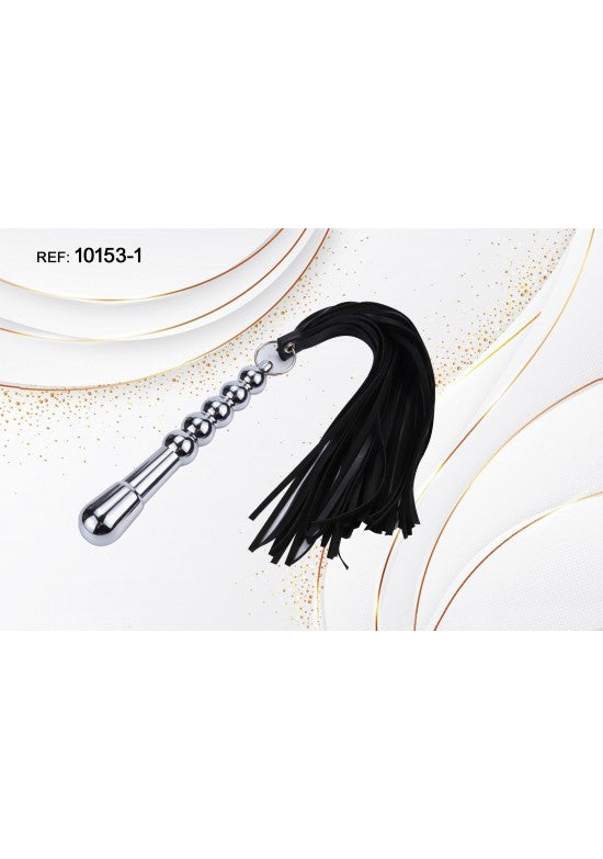 Flogger con mango metálico plateado y flecos de piel sintética negra