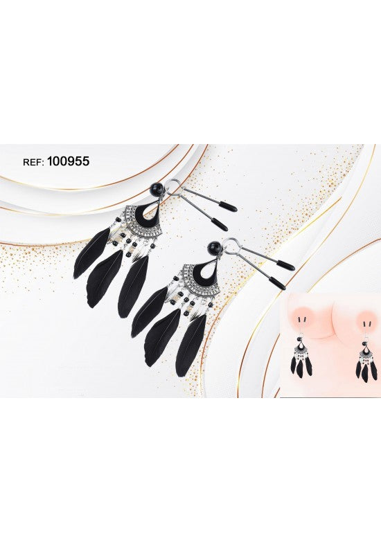 Par de pinzas sensitivas plateadas con medallón étnico decorativo y plumas negras colgantes