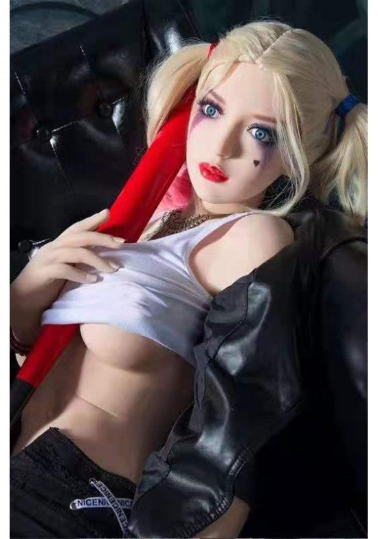 Muñeca adulto TPE con estética cosplay villana, cabello rubio con mechas rojas y ojos azules