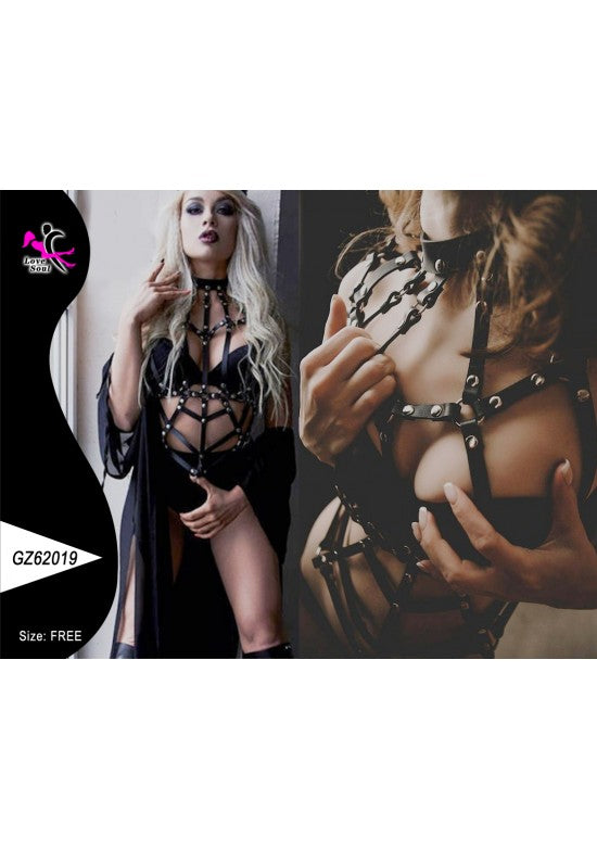 Harness negro de torso con collar choker y remaches plateados, vista completa