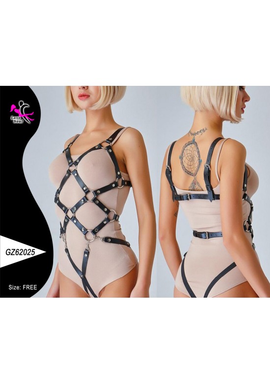 Harness de torso femenino en cuero sintético negro con anillas O y D plateadas, vista frontal y trasera