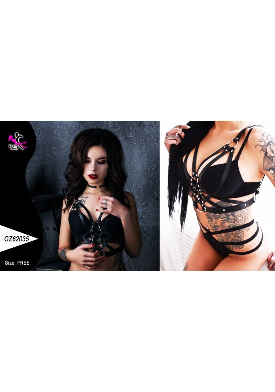 Harness corporal completo negro con aros metálicos sobre modelo femenino