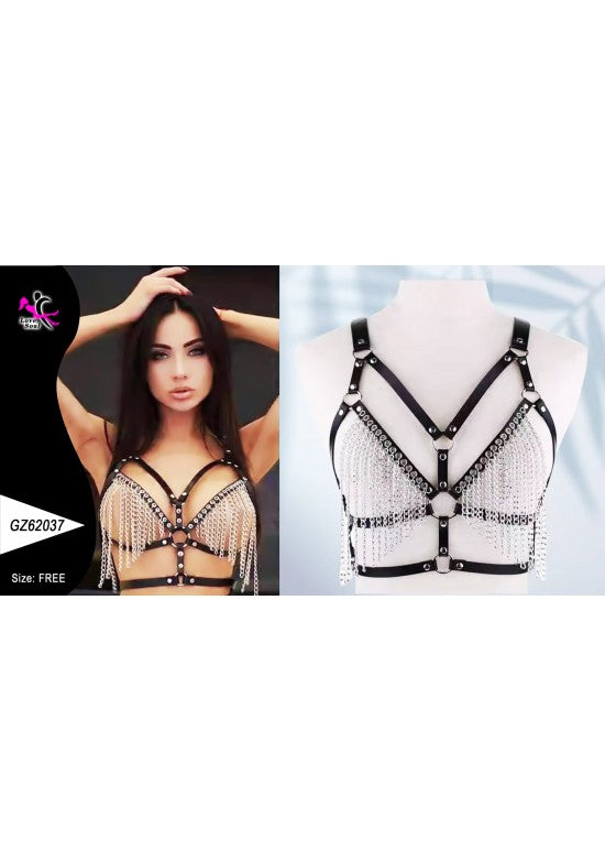 Harness de pecho negro con flecos de cadenas plateadas sobre modelo femenino
