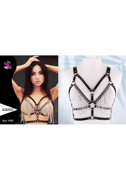 Harness de pecho negro con flecos de cadenas plateadas sobre modelo femenino