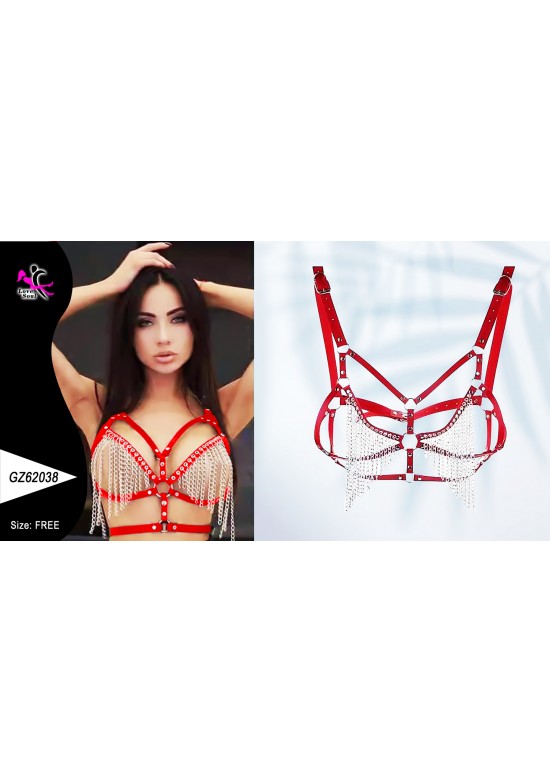 Harness de pecho rojo con flecos de cadenas plateadas sobre modelo femenino
