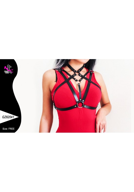 Harness decorativo negro para mujer con diseño de tiras en estrella y anilla central, vista frontal sobre vestido rojo