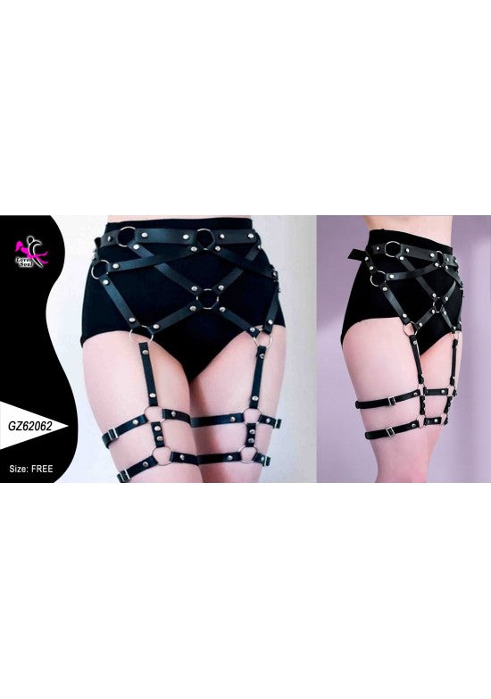Harness negro cuerpo completo con tiras cruzadas, liguero y anillas plateadas