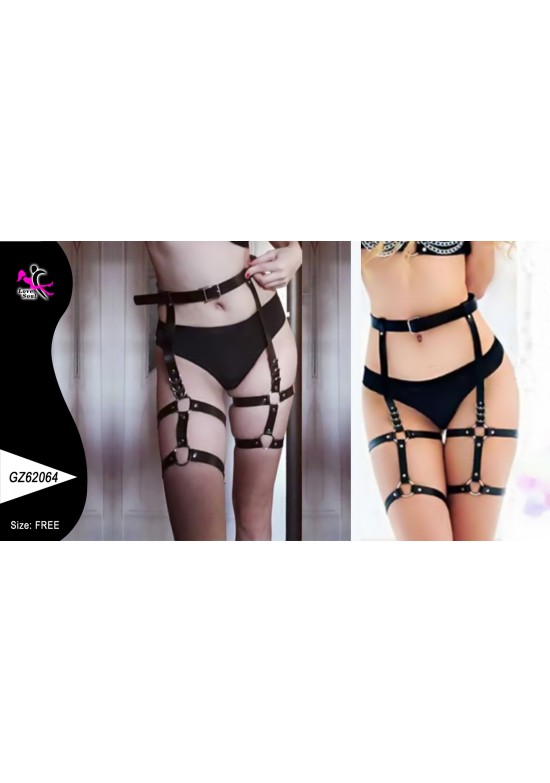 Harness negro de cintura y muslos con remaches metálicos y anillas