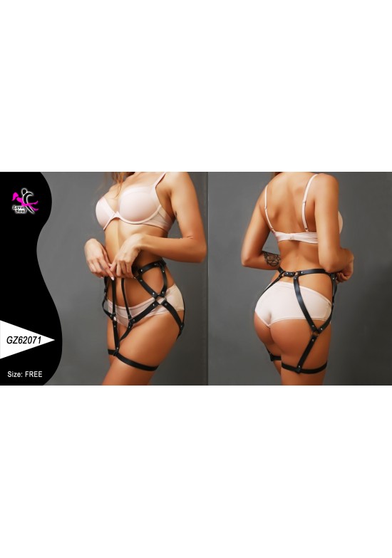 Harness negro femenino con correas y anillas en caderas y muslos
