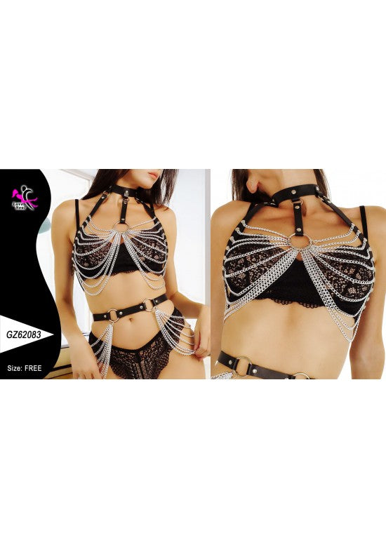 Set de harness negro con cadenas plateadas en busto, collar y cinturón con anilla