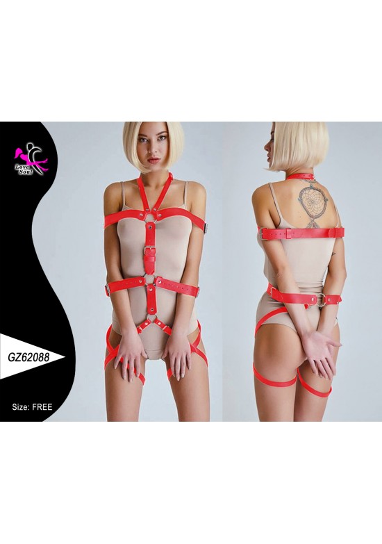 Body harness rojo completo de cuero sintético con hebillas visto de frente y de espalda
