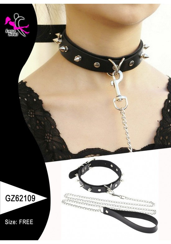 Collar de polipiel negra con pinchos plateados y cadena de guía metálica