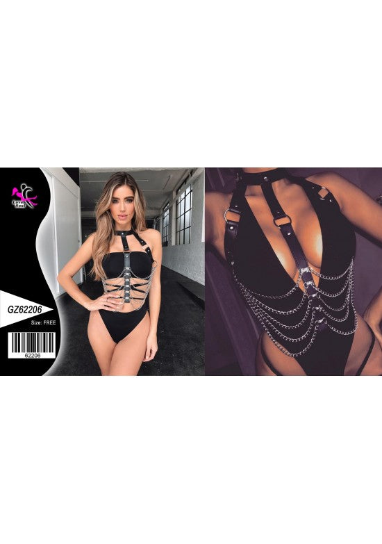 Harness corporal femenino negro con cadenas plateadas y tachuelas metálicas