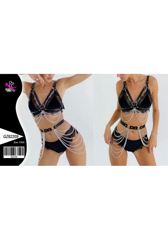 Set lencería harness negro con encaje y cadenas plateadas en bralette y liga