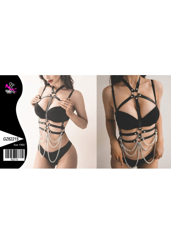 Harness corporal completo negro con cadenas plateadas colgantes sobre modelo