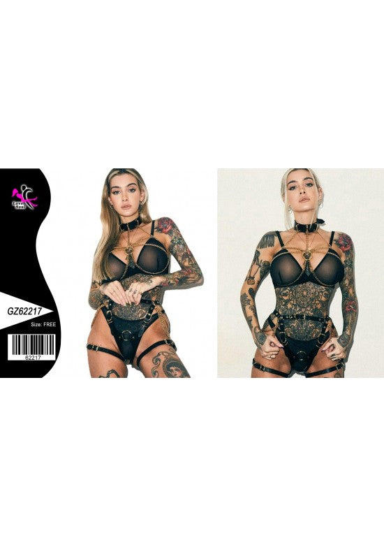Set harness integral negro con collar cadenas y liguero sobre modelo