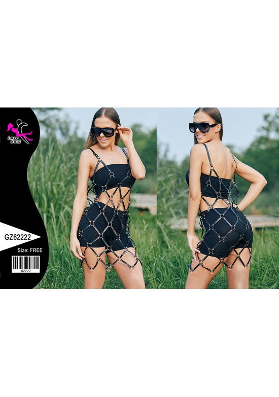 Vestido harness negro con aros metálicos plateados y espalda abierta