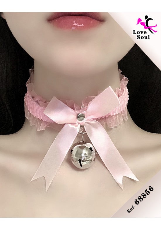 Choker rosa con volante de organza, lazo de satén y campana plateada