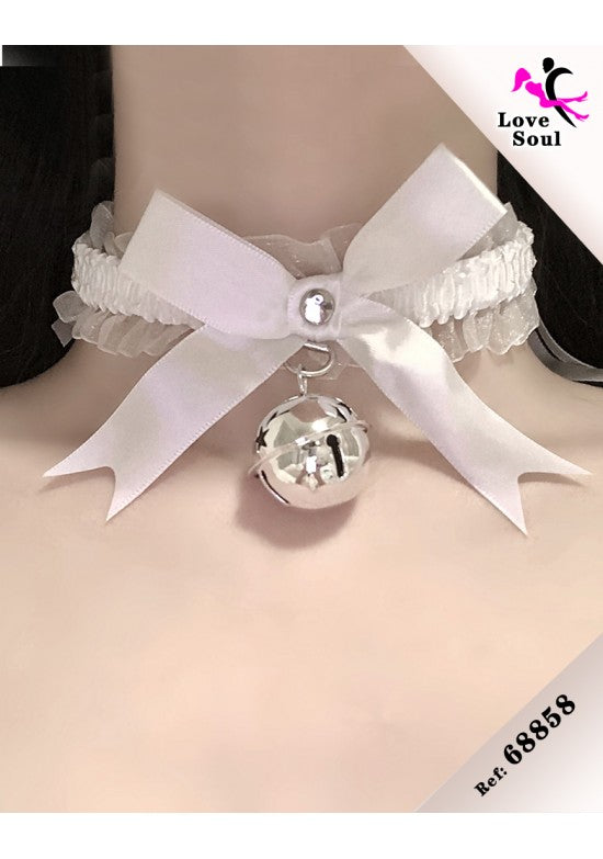Choker blanco de satén con gran lazo y campana metálica plateada