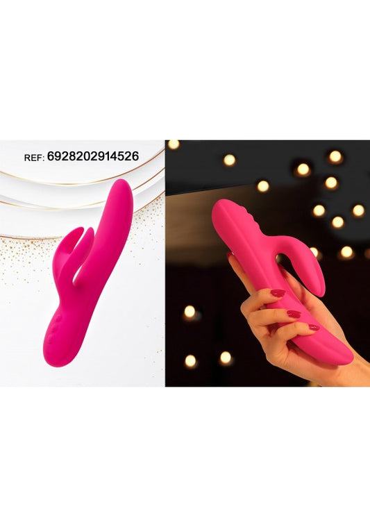 Vibrador rabbit de silicona fucsia con doble brazo sostenido por una mano