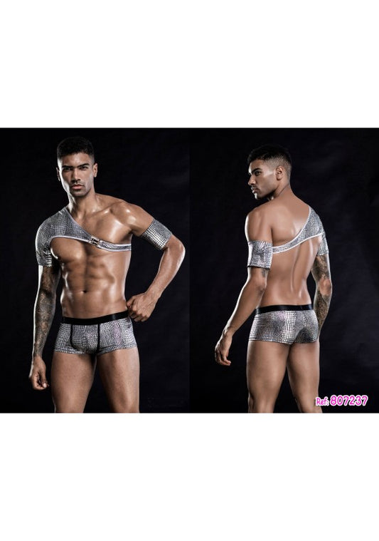 Conjunto masculino plateado metalizado con arnés de hombro asimétrico y bóxer a juego