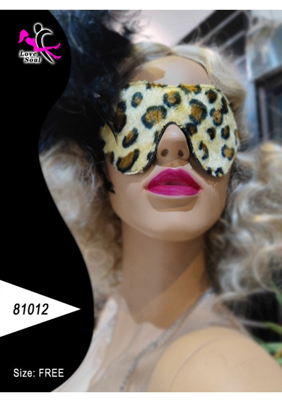 Antifaz afelpado con estampado leopardo puesto en maniquí femenino