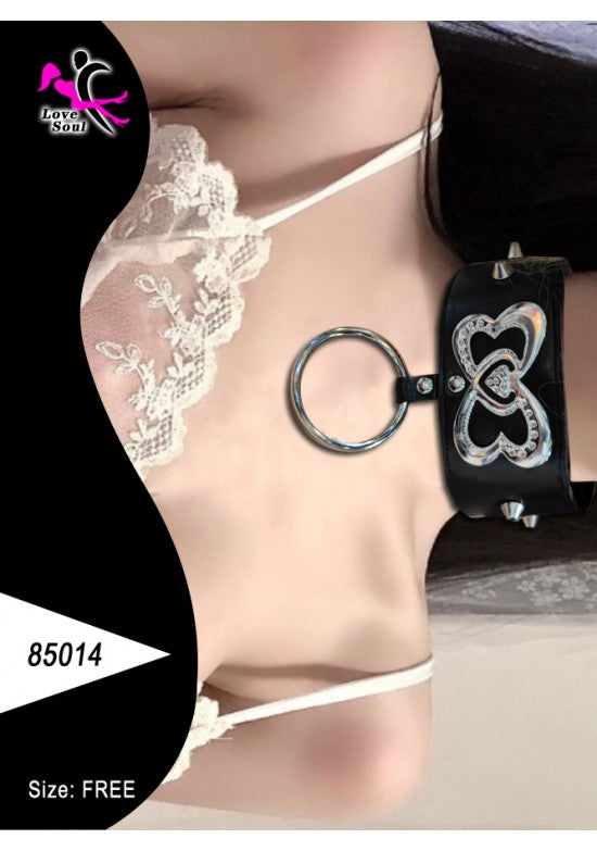Collar de cuero negro con doble corazón de strass y anilla O-ring frontal