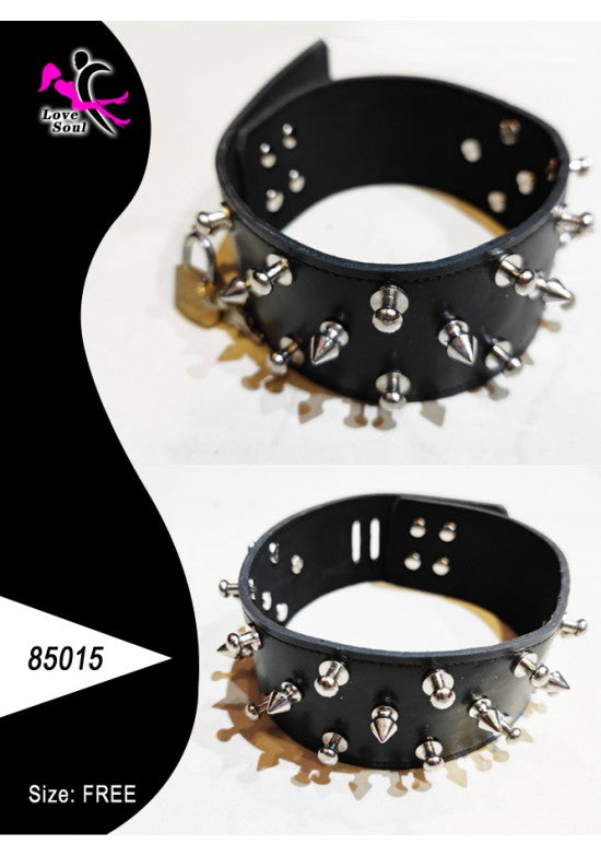 Collar ancho de cuero negro con doble fila de púas cónicas metálicas