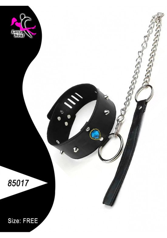 Collar de cuero negro con tachuelas, gema azul, anilla y cadena plateada