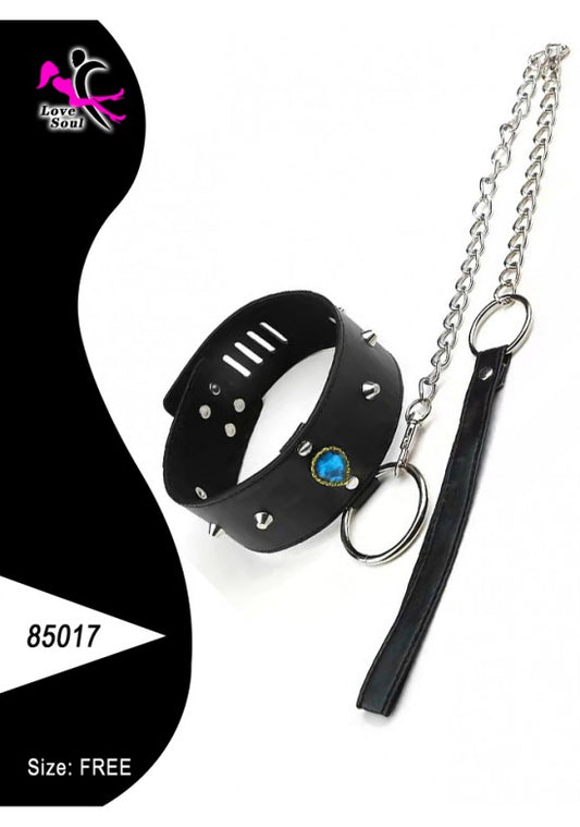Collar de cuero negro con tachuelas, gema azul, anilla y cadena plateada