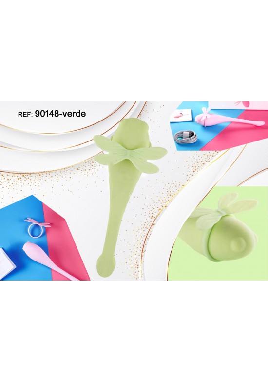 Masajeador íntimo de silicona verde con forma de mariposa y cable USB sobre fondo blanco